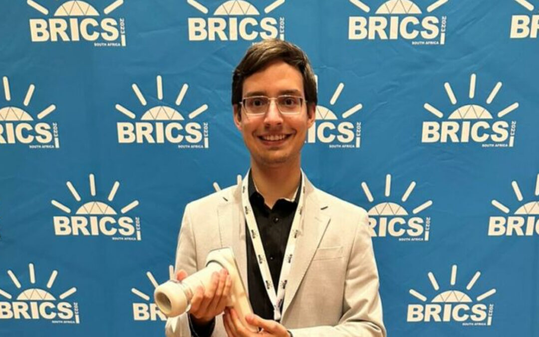 Médico apresenta projeto com Eyer em fórum do BRICS