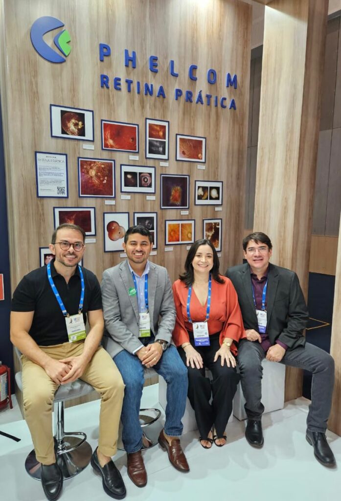 Os médicos Karlos Ítalo, Samuel Montenegro, Daiane Memória e Daniel Lucena na mostra Retina Prática, no estande da Phelcom no CBO 2023.