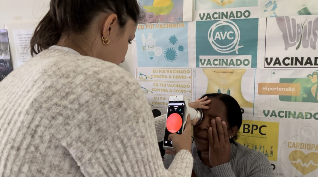Exame do fundo de olho com o Eyer em mutirão de rastreamento de retinopatia diabética em Guaraciaba (MG) durante projeto do concruso De Olhos para o Futuro.