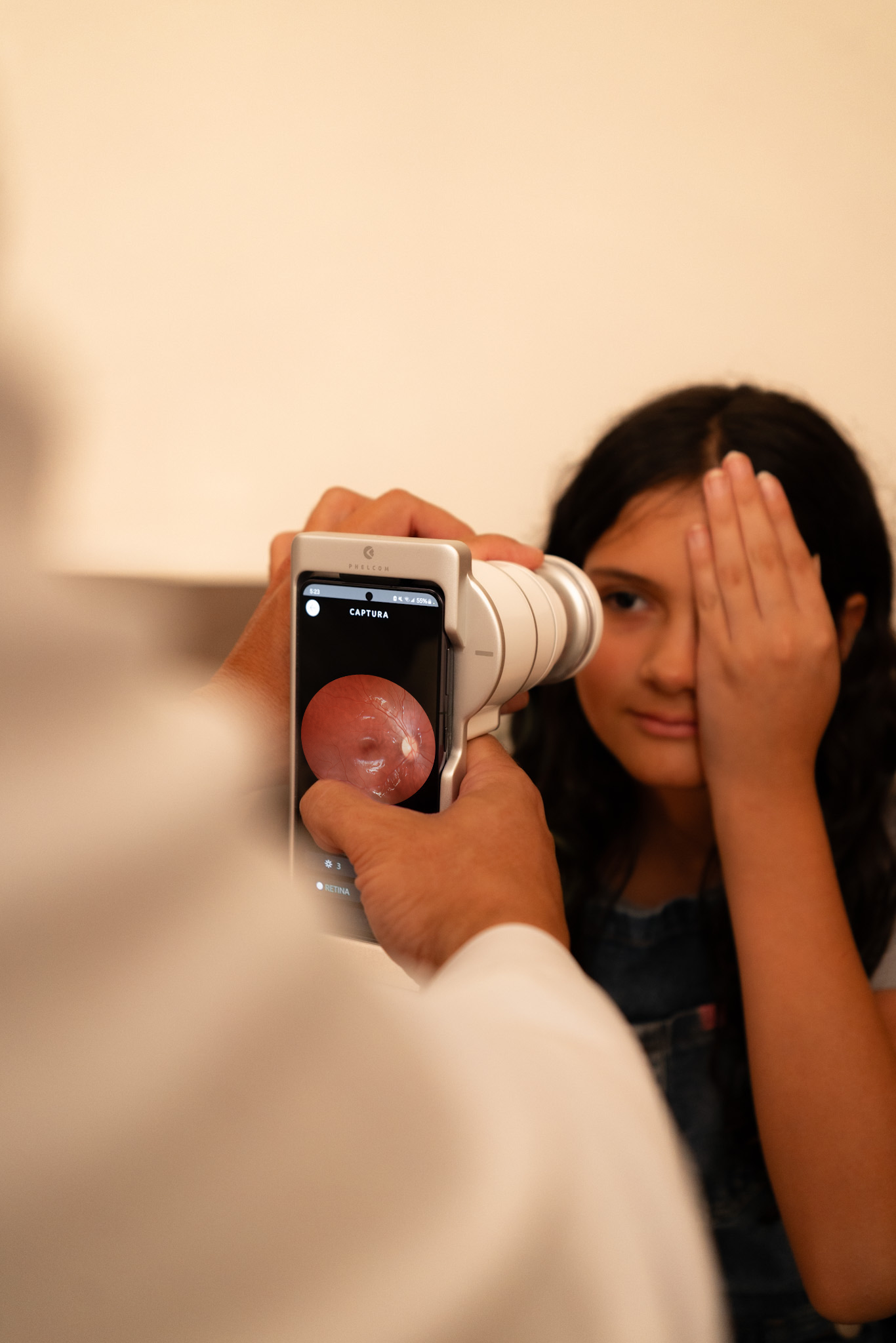 Exame oftalmológico em criança com o retinógrafo portátil Eyer2 2