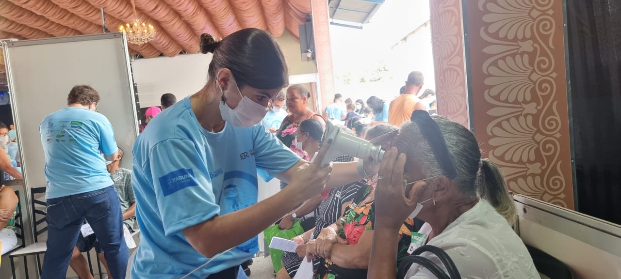 Exame realizado com o Eyer durante o Mutirão de Diabetes de Itabuna, em 2022.