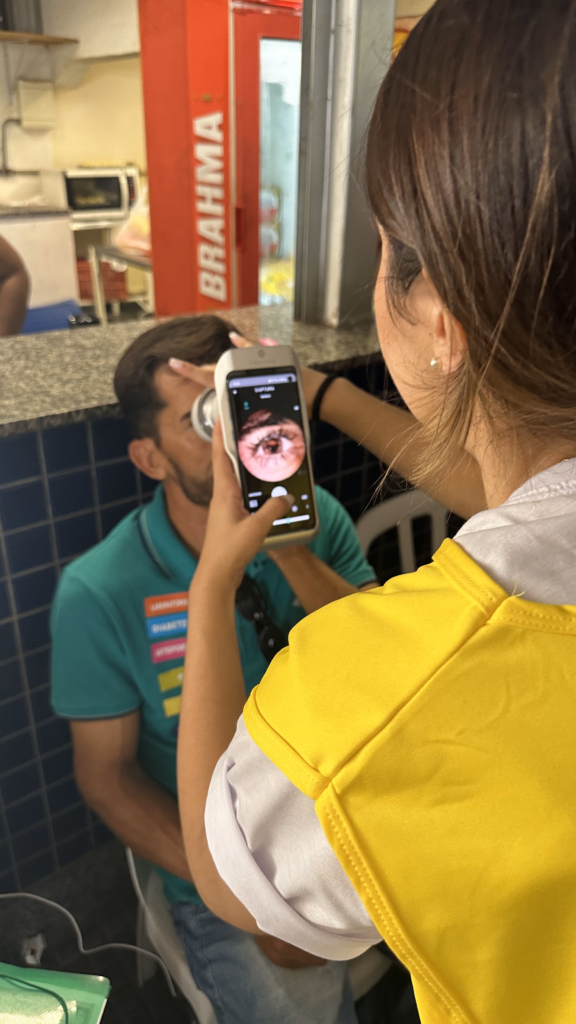 Exame feito com o Eyer em paciente do mutirão de diabetes feito pela LAOF durante o concurso De Olhos para o Futuro 