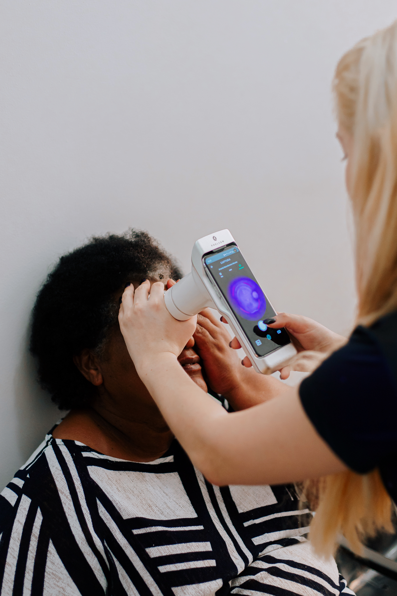 Exame feito com o Eyer em paciente durante mutirão de diabetes - LAOZ - De Olhos para o futuro