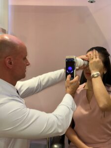 Oftalmologista Dr Gustavo Gubert como o retinógrafo portátil Eyer